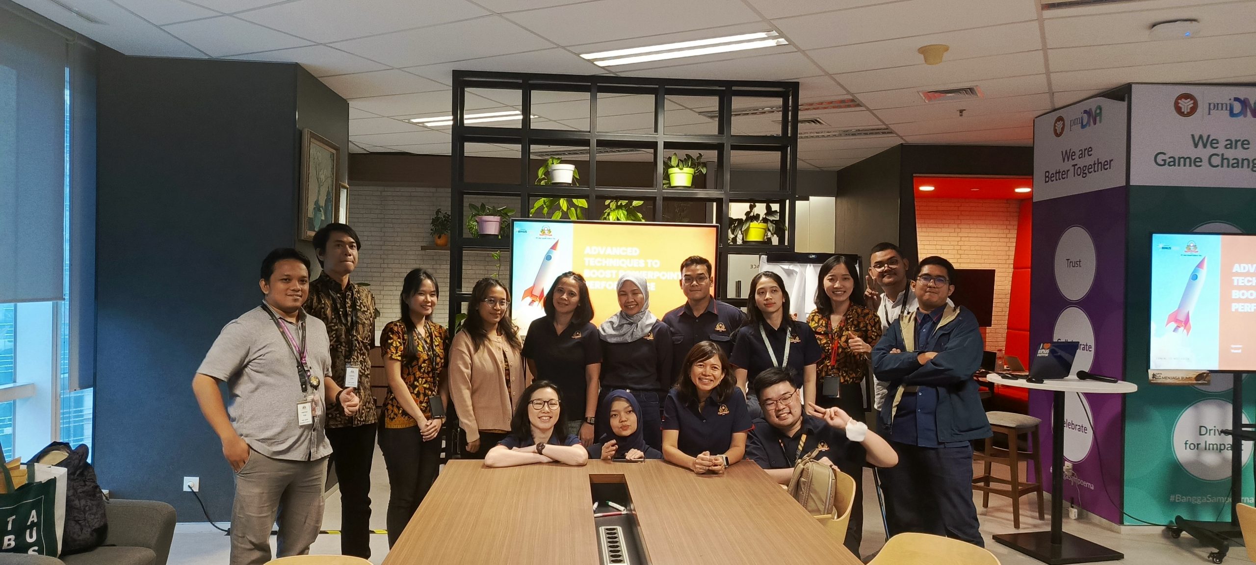 Meningkatkan Performa PowerPoint dengan Teknik Lanjutan: In-House Training  BINUS CENTER bersama PT. HM Sampoerna